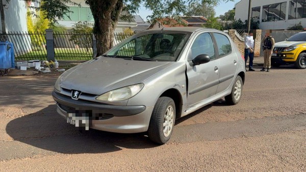 Acidente entre dois veículos deixa uma pessoa ferida na Rua Otaviano Teixeira do Santos