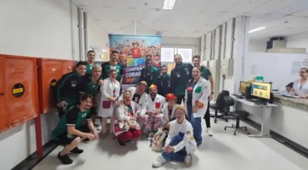 Jogadores do Marreco Futsal participam do projeto "Campeão de Coragem" em hospitais