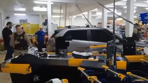 Carro invade Supermercado e assusta funcionários e clientes