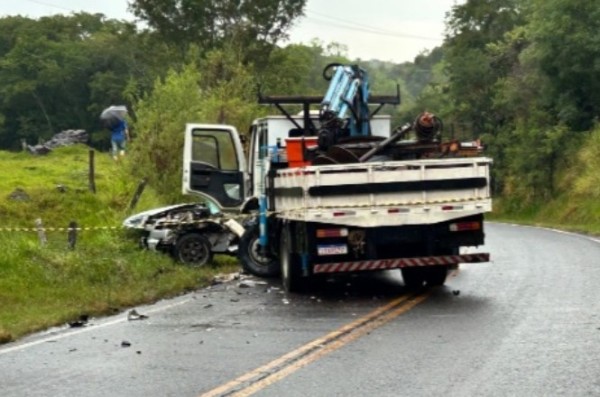 Homem morre em colisão entre caminhonete e caminhão na PR-562