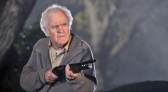 Ator de Hollywood é morto a facadas aos 81 anos; enteado é acusado de homicídio