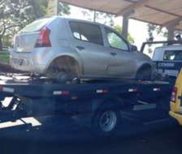 Um veículo com registro de furto foi recuperado pela Polícia Militar