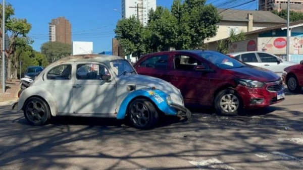 Colisão entre Ônix e Fusca é registrada no Bairro Alvorada