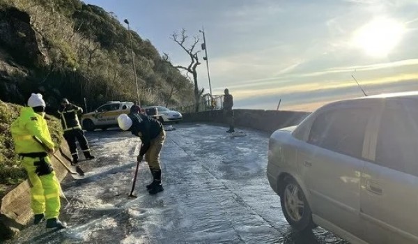 Frio congela pista na Serra do Rio do Rastro, em Santa Catarina