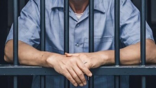 Homem é detido após ameaças com facão em caso de violência doméstica 