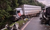 Colisão envolvendo dois caminhões e um carro interdita a BR-158