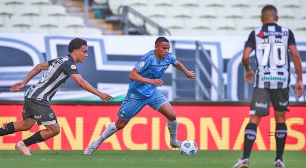 Com reservas, Ceará sai na frente, cede empate ao Grêmio, mas garante vitória no fim