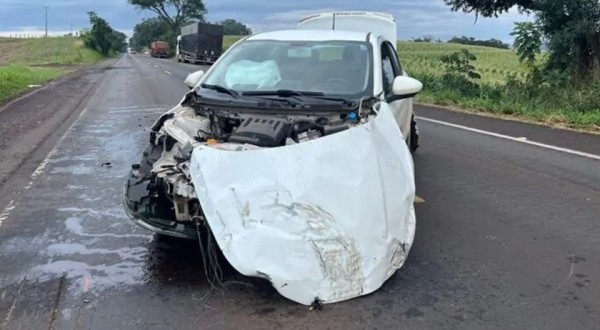 Acidente na PR-182 entre Ampére e Francisco Beltrão envolve Fiat/Cronos e duas carretas