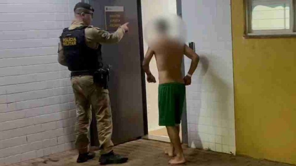 Homem com mandado por regressão de pena é encaminhado após ser esfaqueado