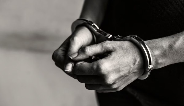 Homem embriagado é preso por ameaças e agressão à família 