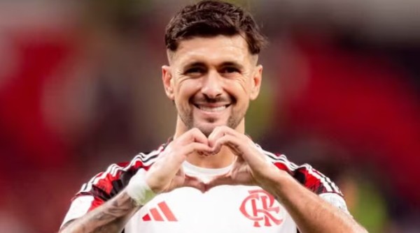 Flamengo vence Cruz Azul com 2 de Arrascaeta e vai à semi da Copa Intercontinental