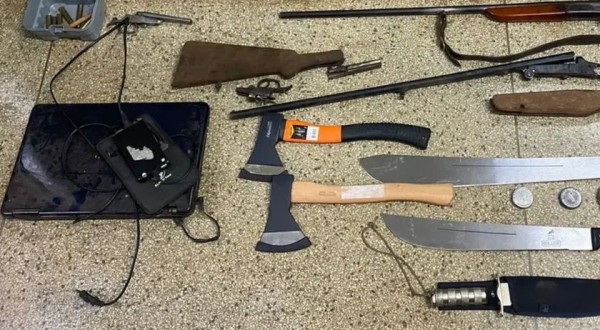 Homem que invadiu fórum no Paraná com espada samurai recebe alta de hospital; ele continua preso