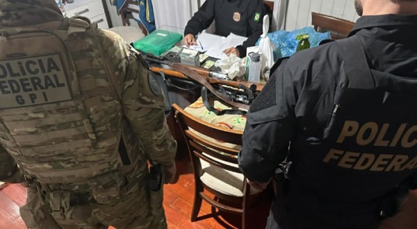 PF apreende armas, munições e carne de caça durante operação contra grupo suspeito de crimes ambientais no Parque Nacional do Iguaçu