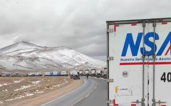 Caminhoneiros paranaenses ficam presos em vila na Argentina após nevasca fechar rodovias na fronteira com o Chile