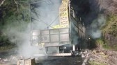 Caminhão carregado com frangos pega fogo na BR-280 em Renascença