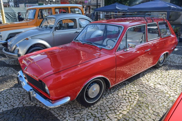 Confraria de carros antigos promove passeio em comemoração ao Dia das mães