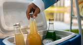 Gelo, álcool e sal: como deixar as bebidas nos coolers ainda mais geladas