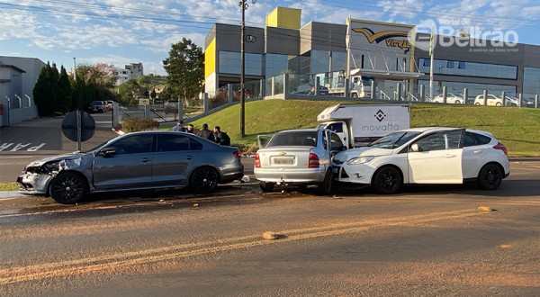 Duplo acidente próximo ao Hospital Regional deixa uma pessoa com ferimentos leves