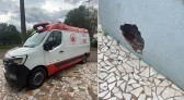 Motociclista fica ferido após colisão e atinge parede de conveniência