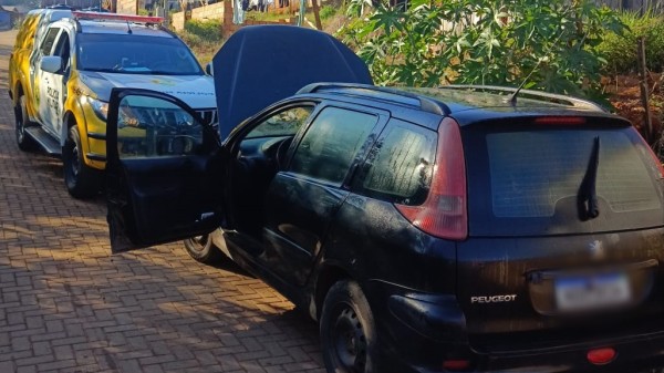 Veículo furtado é recuperado pela Polícia Militar no Bairro Padre Ulrico em Francisco Beltrão