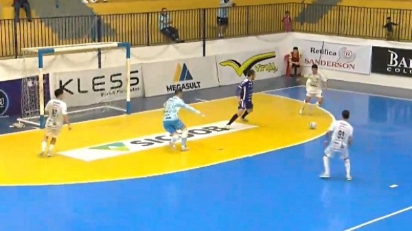 ABF perde de virada em casa