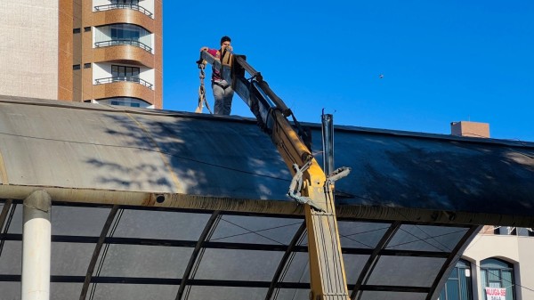 Revitalização do espaço coberto do calçadão é iniciada