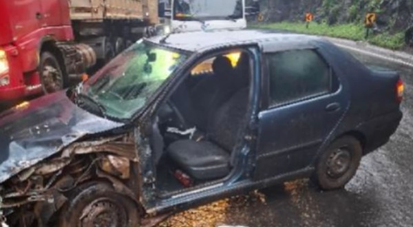 Motorista fica ferido após perder controle de carro e bater contra barranco na PR-180