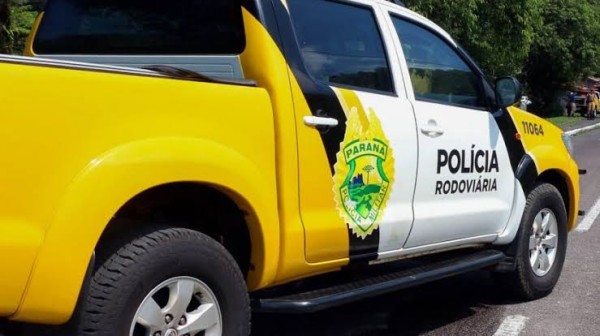 Caminhonete sai da pista e atinge árvore na PR-483