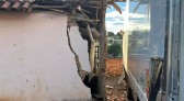 Caminhão atinge residência em Coronel Vivida