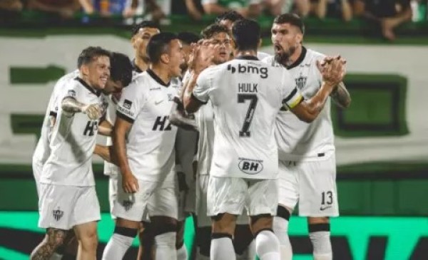 Atlético-MG goleia Chapecoense e mantém evolução com Domínguez