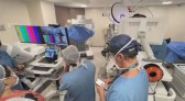Médico brasileiro na China opera paciente em Porto Alegre com robô