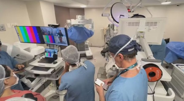 Médico brasileiro na China opera paciente em Porto Alegre com robô