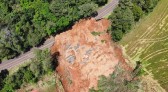 Estado inicia trabalhos para restaurar trecho da PR-182 interditado após deslizamento