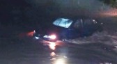 Motorista tenta passar com carro em rio e Bombeiros são acionados para o resgate