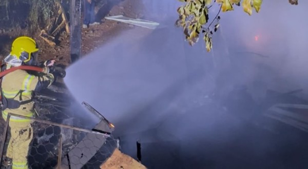 Casa é destruída por incêndio durante a madrugada