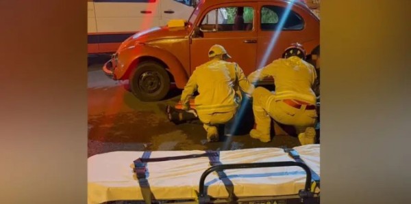 Colisão entre dois carros deixa duas pessoas feridas no bairro Luther King