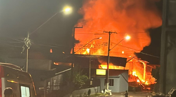 Explosão provoca incêndio em empresa da construção civil