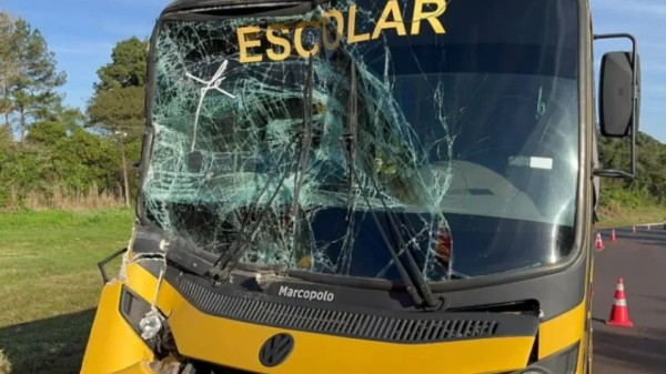 Acidente entre carreta e ônibus escolar na BBR-158 deixa feridos