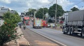 Jovem sofre ferimentos graves em acidente entre moto e camionete