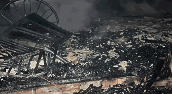 Casa é destruída por incêndio na PR-182, próximo ao trevo do município