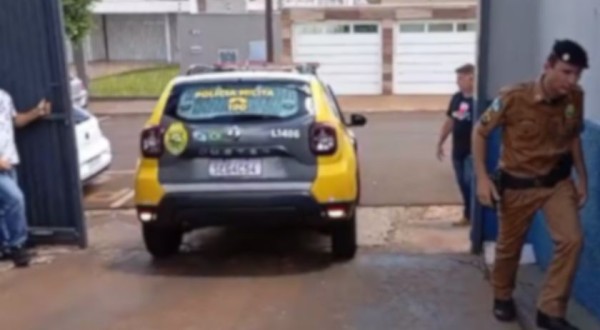 Criança de 2 anos é agredida pelo pai após não tomar todo leite de mamadeira, diz PM; suspeito foi preso