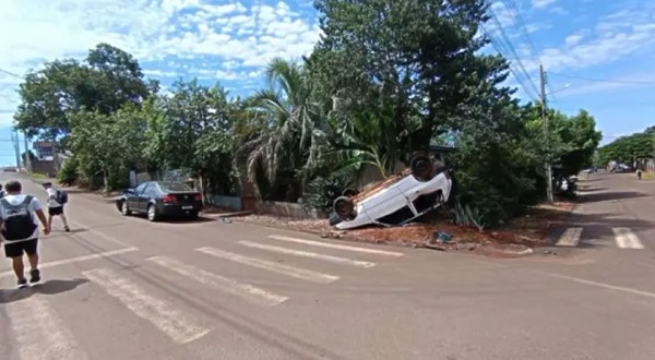 Colisão seguida de capotamento é registrada