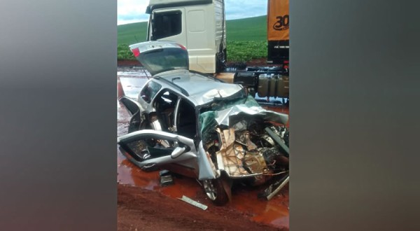 Homem é socorrido em estado grave após colisão frontal