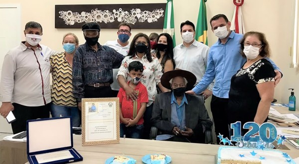 Seu Sebastião completa 120 anos e recebe homenagem na prefeitura
