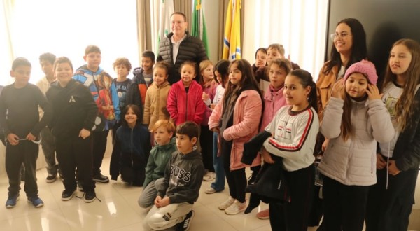 Alunos apresentam maquetes de patrimônios históricos de Francisco Beltrão na Prefeitura