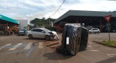 Carro tomba em acidente de trânsito, no bairro São Cristóvão
