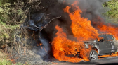 Veículo é destruído por incêndio