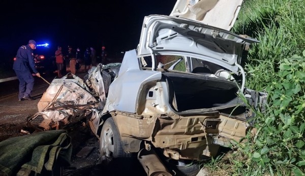 Grave acidente entre carro e caminhão deixa feridos na BR-163