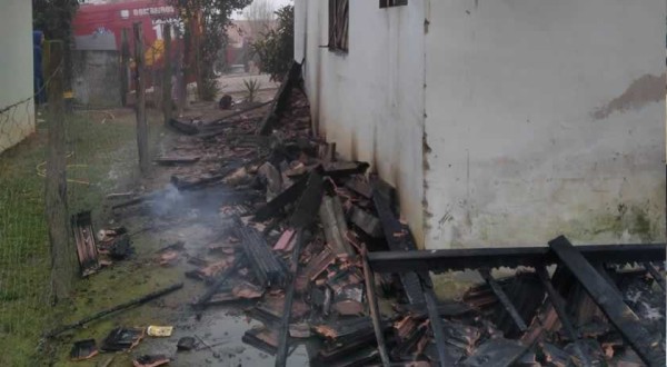 Criança e outras duas vítimas morrem carbonizadas em incêndio em residência