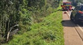Caminhonete cai em ribanceira na BR-280 e deixa casal ferido